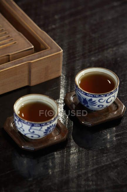 Deux tasses de thé chinois ornées — Photo de stock