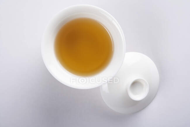 Taza china con cubierta de té y cerámica - foto de stock