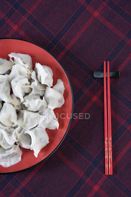 Assiette De Dumplings Et Paire De Baguettes — Photo de stock