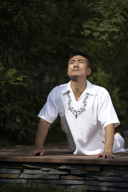 Китайці медитують на відкритому повітрі. — стокове фото