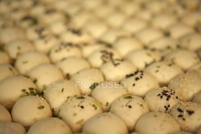 Filas de bollos de albóndigas con hierbas y especias - foto de stock