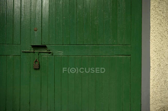 Une porte en bois verrouillée — Photo de stock