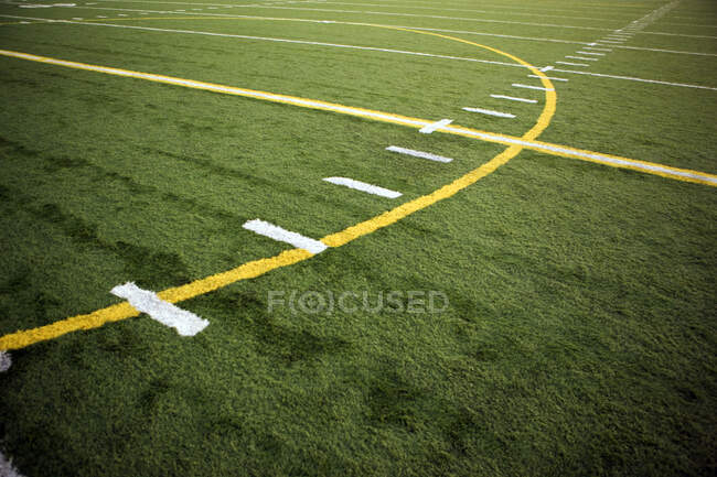 Um campo de jogo inclinado, conceitos de futebol — Fotografia de Stock