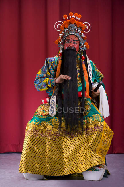 Китайский актёр, изображающий Гуан Дуна, древнего китайского генерала в костюме пекинской оперы, представляет защиту и богатство — стоковое фото