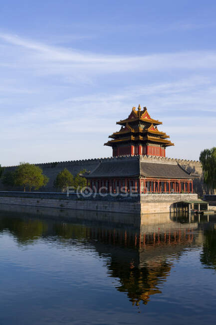 Esquina noroeste del muro exterior de la Ciudad Prohibida, Beijing, China - foto de stock