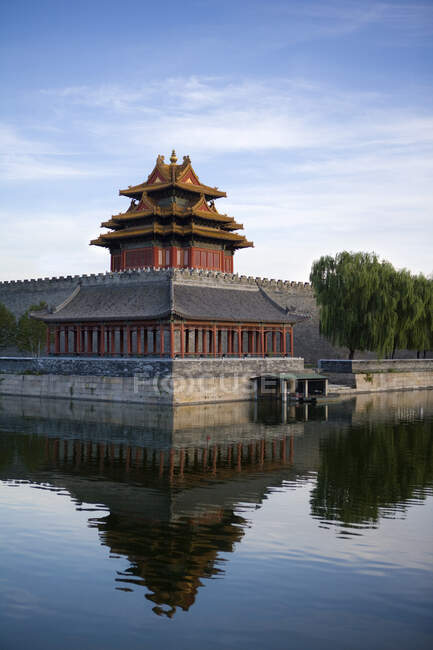 Esquina noroeste del muro exterior de la Ciudad Prohibida, Beijing, China - foto de stock