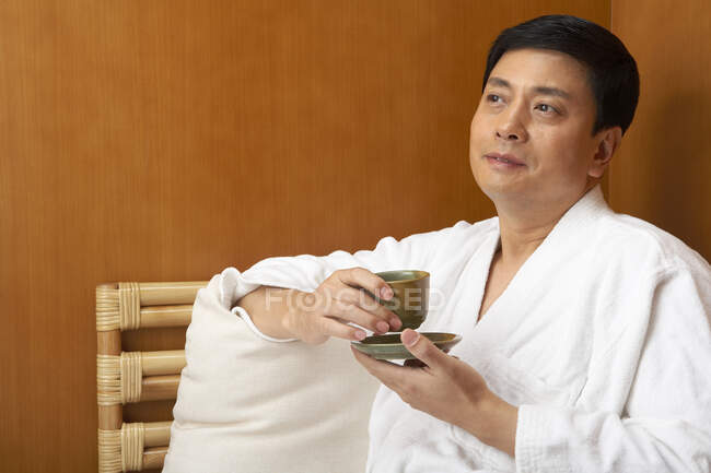 Chinois buvant du thé dans un spa — Photo de stock