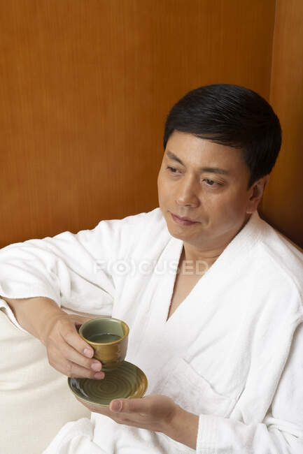 Hombre chino tomando té en un spa - foto de stock