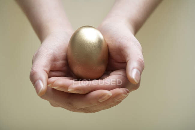 Ein goldenes Ei schützen — Stockfoto