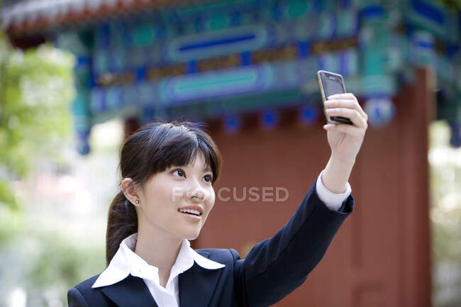 Cinese donna prendere selfie su vecchio cellulare — Foto stock