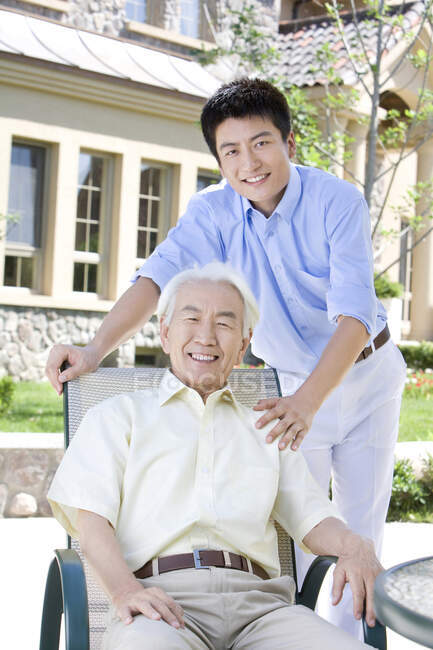 Portrait of Chinese father and son — Stock Photo