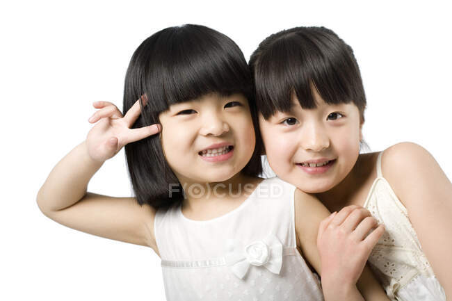 Портрет двох маленьких китайських дівчат на білому фоні — стокове фото