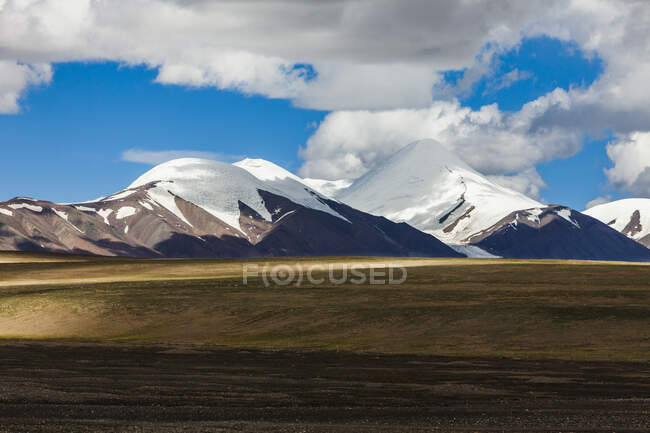 Hermoso paisaje montañoso en el Tíbet, China - foto de stock