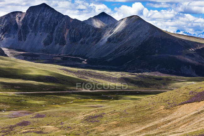 Beau paysage montagneux au Tibet, Chine — Photo de stock
