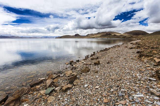 Scenic view of mountains and lake in Tibet, China — Stock Photo