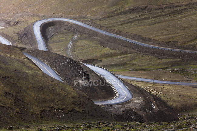 Road in Tibet mountainous landscape, China — Stock Photo