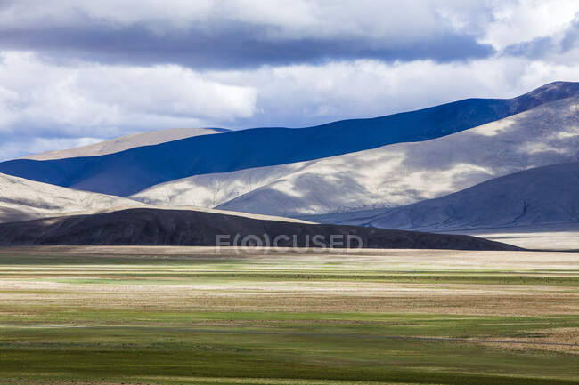 Hermoso paisaje montañoso en el Tíbet, China - foto de stock