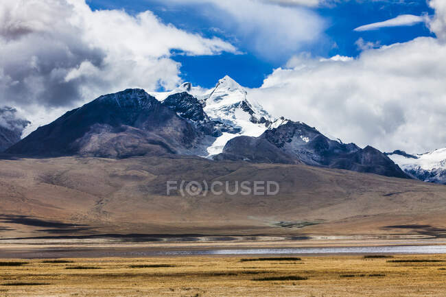 Montañas y lago en el Tíbet, China - foto de stock