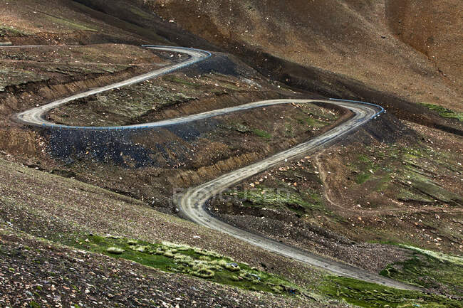 Estrada no Tibete paisagem montanhosa, China — Fotografia de Stock