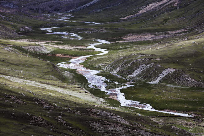 Arroyo en el Tibet paisaje montañoso, China - foto de stock