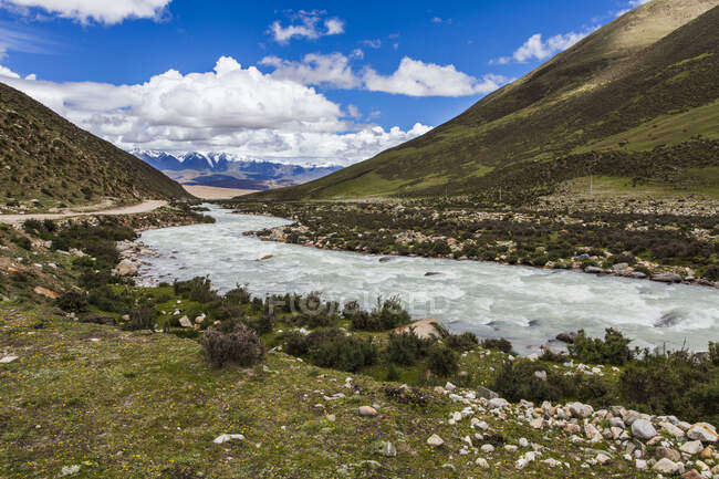 Vue panoramique sur les montagnes et la rivière au Tibet, Chine — Photo de stock