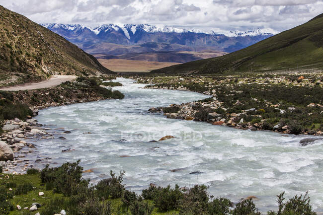 Scenic view of mountains and river in Tibet, China — Stock Photo