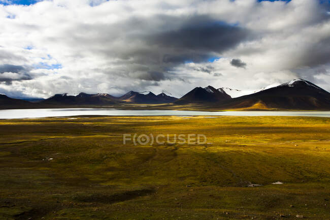 Malerischer Blick auf Berge und See in Tibet, China — Stockfoto