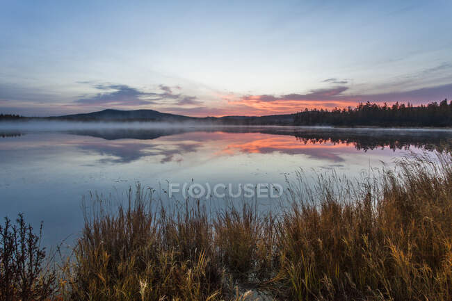 Озеро з відображенням неба і гори заходу сонця — стокове фото
