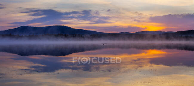 Lac avec coucher de soleil ciel reflet et montagnes — Photo de stock