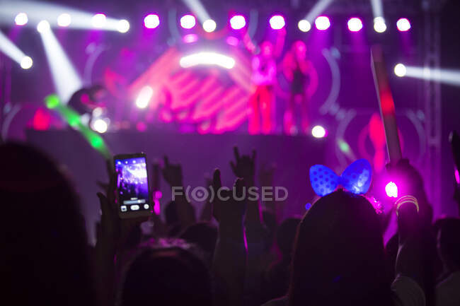 Personas siluetas con escenario iluminado, festival de música en Beijing, China - foto de stock