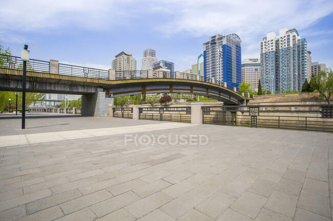 Urban street scene with buildings, China — Stock Photo