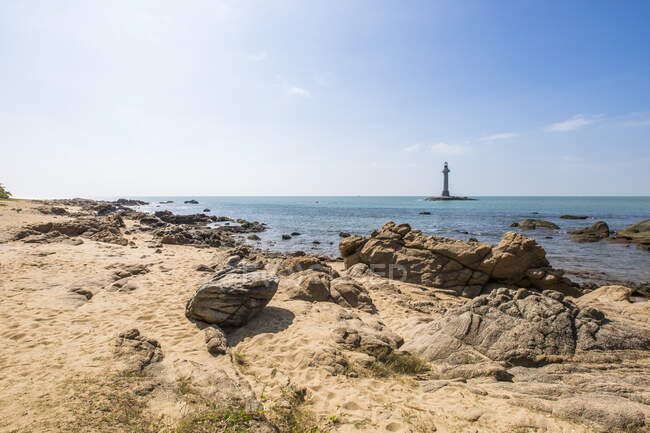 Скалистый берег с маяком в море, Санья, Китай — стоковое фото