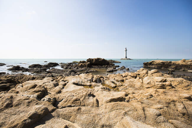 Felsenküste mit Leuchtturm im Meer, Sanya, China — Stockfoto
