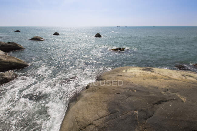 Солнечный морской пейзаж с камнями в Санья, Китай — стоковое фото