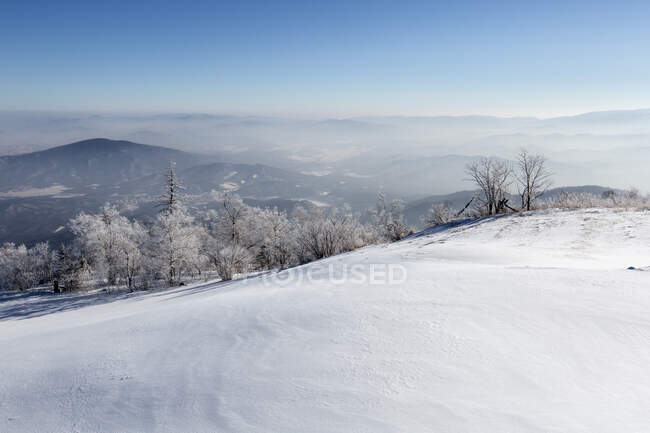 Zona llanura nevada en el paisaje montañoso, China - foto de stock