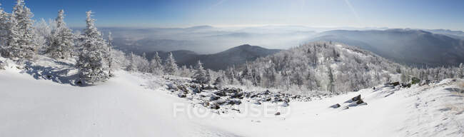 Snowy plain area in mountainous landscape, China — Stock Photo