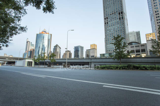 Cena urbana de rua com edifícios, China — Fotografia de Stock