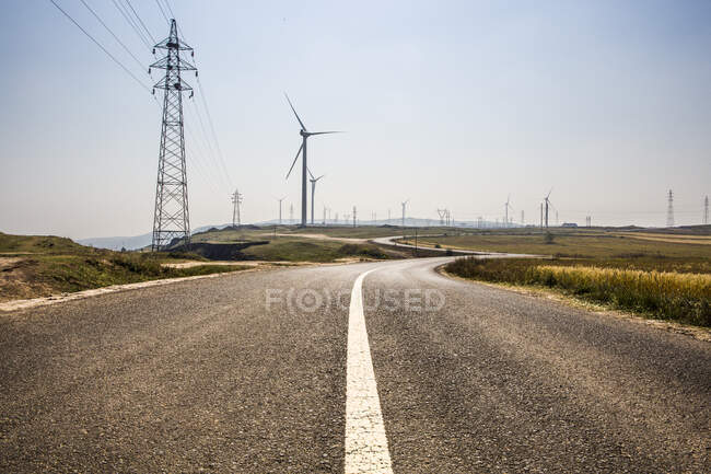 Vista panoramica della strada con torri elettriche nella provincia di Hebei, Cina — Foto stock