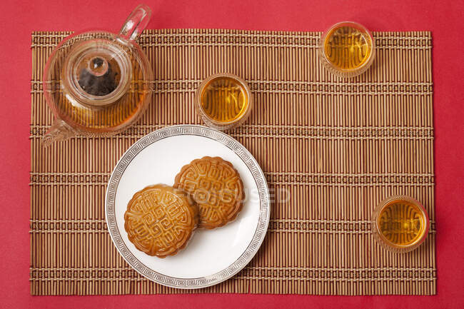 Traditionelle chinesische Mondkuchen und Teekanne — Stockfoto
