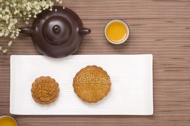 Mooncakes chineses tradicionais e conjunto de chá — Fotografia de Stock