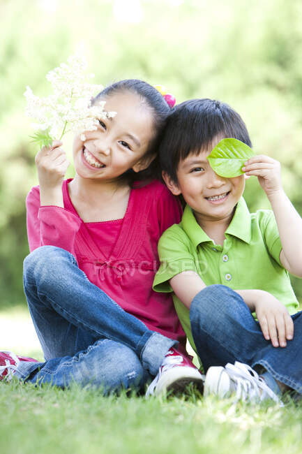 Giovane ragazza cinese e ragazzo seduti insieme — Foto stock