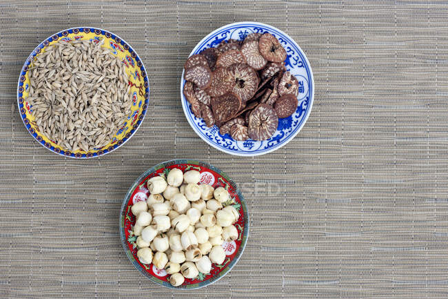 Draufsicht auf getrocknete Kräuter, Samen und Nüsse in Schalen — Stockfoto