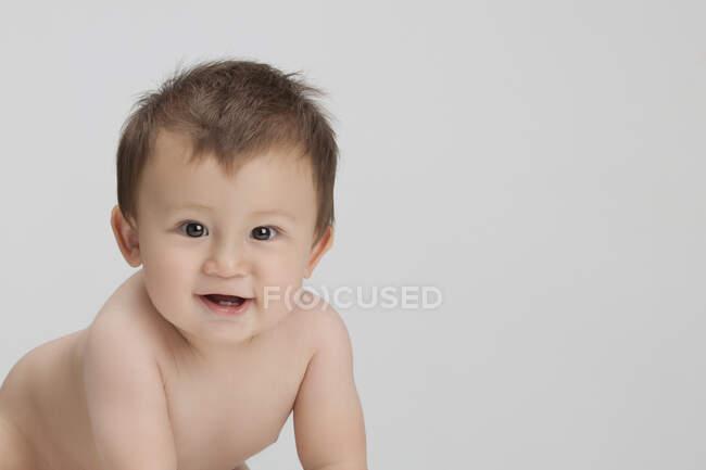 Plan studio d'un bébé chinois souriant — Photo de stock