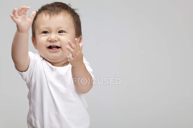 Plan studio d'un garçon chinois heureux — Photo de stock