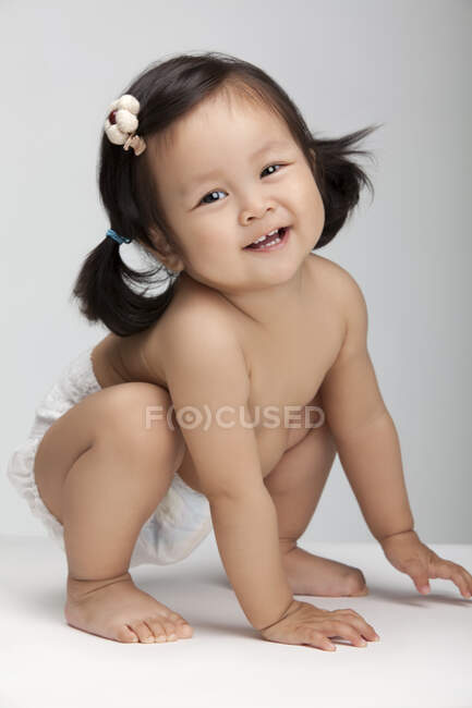 Студийный снимок счастливой китайской девочки — стоковое фото