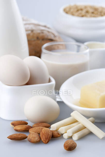 Nozes, ovos e produtos lácteos em pratos cerâmicos — Fotografia de Stock
