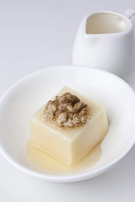 Postre de soja tradicional chino con nuez y jarra de leche - foto de stock
