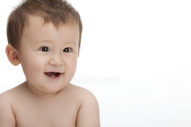 Студийный снимок улыбающегося китайского мальчика — стоковое фото