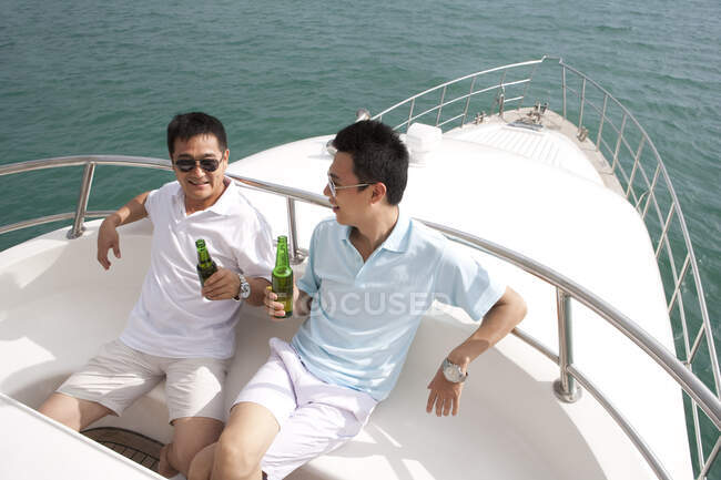 Dois homens chineses de ligação — Fotografia de Stock