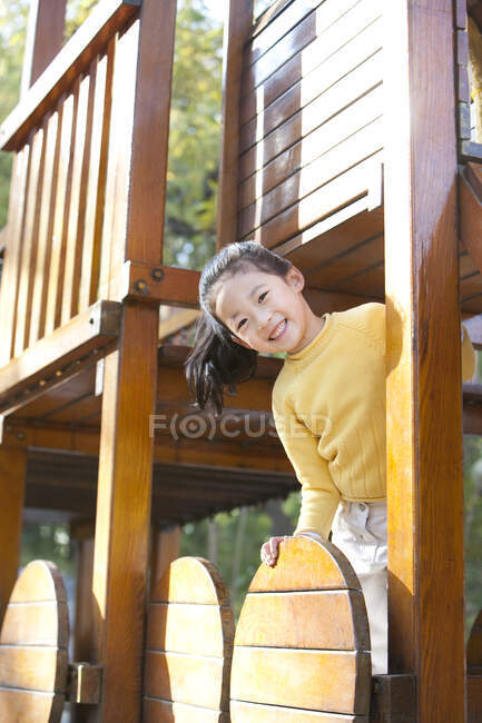 Fille chinoise jouant sur des jouets de terrain de jeu — Photo de stock